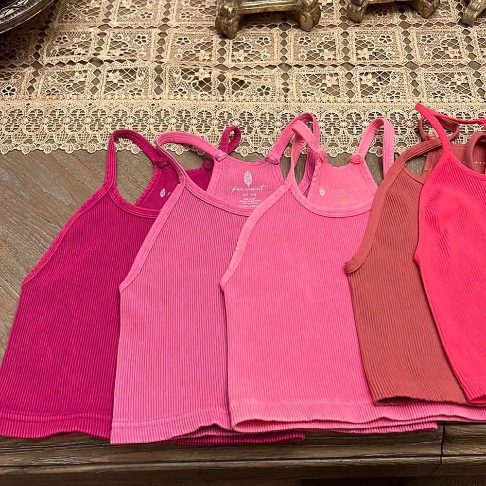 COPY - 🌺Free people happiness run crop top - Picture 3 of 17